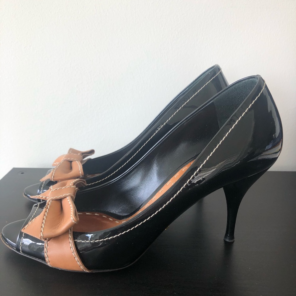 Prada black patent heels with tan bow - Picture 2 of 7